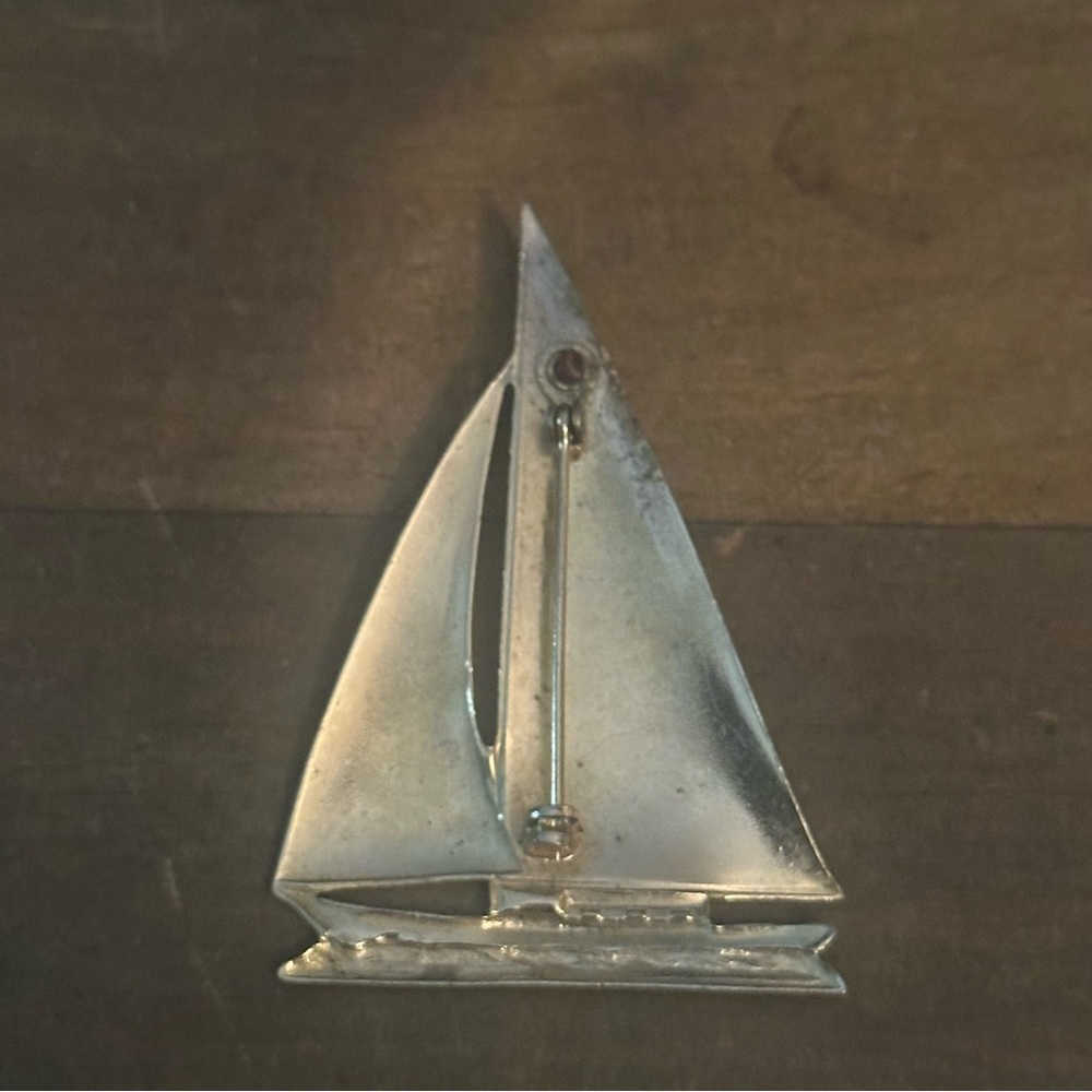 Vintage brass sailboat brooch with pearl accent - Picture 5 of 5